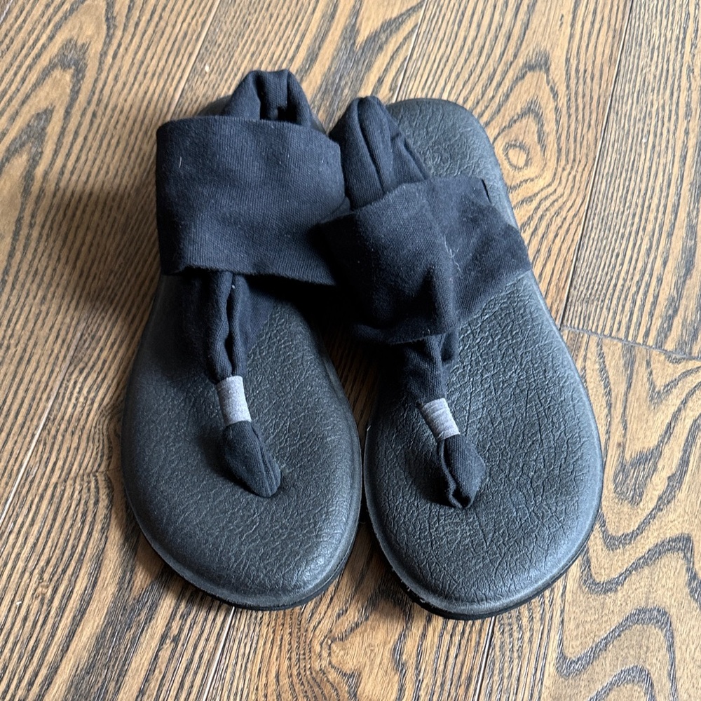 Sanuk Black Twist Strap Yoga Mat Sandals